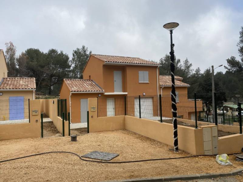 Habillage de façades en enduit pour lotissement de maisons à Martigues (13)