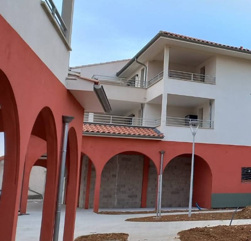 Pose d'enduit projeté pour habiller une façade neuve à Marseille