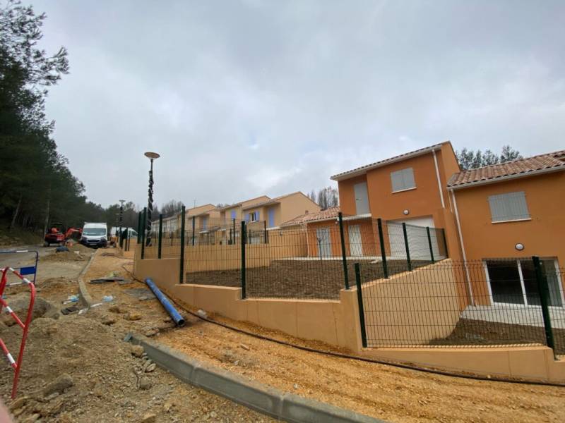 Habillage de façades en enduit pour lotissement de maisons à Martigues (13)
