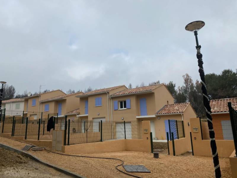 Habillage de façades en enduit pour lotissement de maisons à Martigues (13)